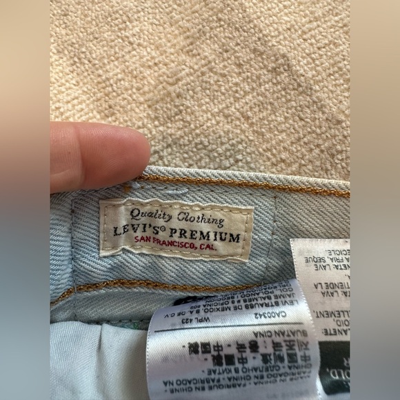 Levi’s Women’s 501 Hella Bloom Floral Embroidered High Rise Shorts (Size 30) - Picture 6 of 10